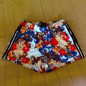 ADIDAS BNWT Shorts….NOT lined with pockets❤️